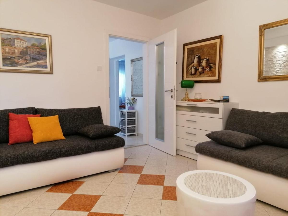 Kiara Sabunike 836 Apartment