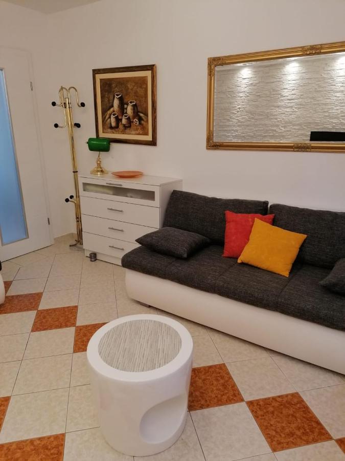 Kiara Sabunike 836 Apartment *